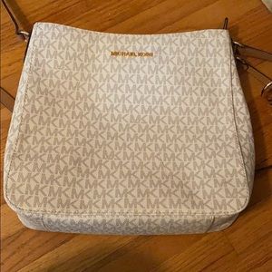 Michael Kors Crossbody in White and tan